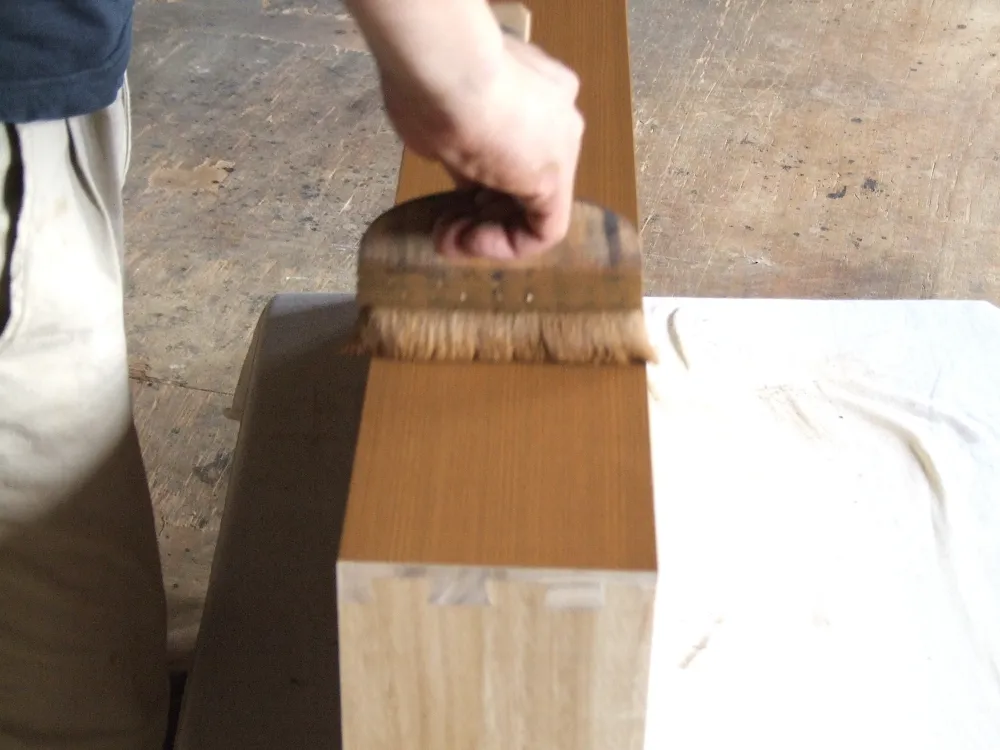 桐たんす色付け作業