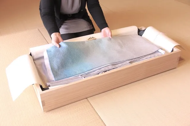 桐衣装箱に着物を収納保管するシーン
