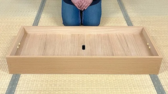 桐衣装箱に仕切り板を使用すると着物にシワを付けるリスクが軽減します。