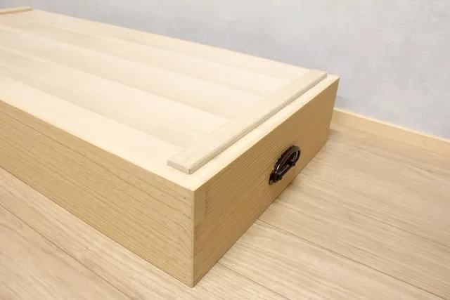 桐衣装箱のげた脚には桐材が使用されます。
