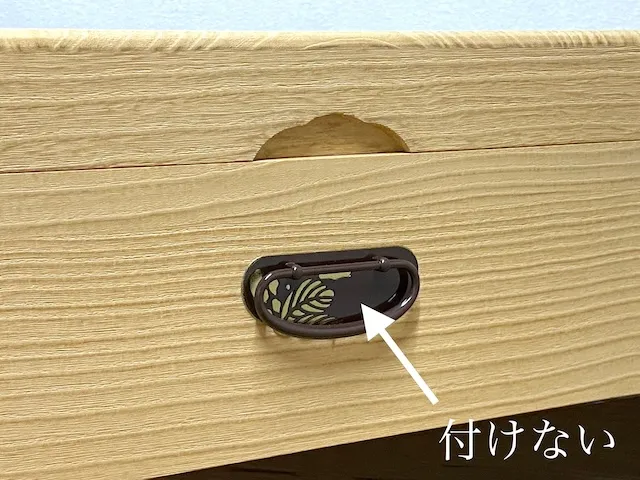 桐衣装箱の高級金具です。