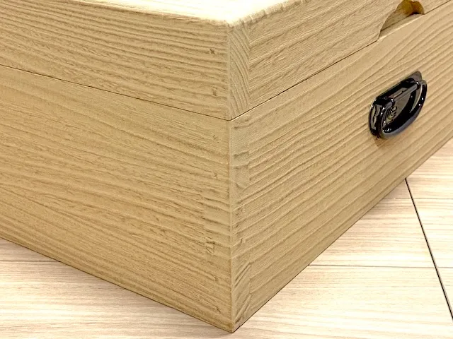 桐衣装箱の接合部は「組み継ぎ手」で丈夫に作られています。