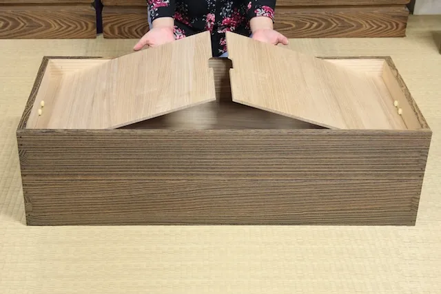 焼桐衣装箱の仕切り板は2分割でき、使いやすさが魅力です。