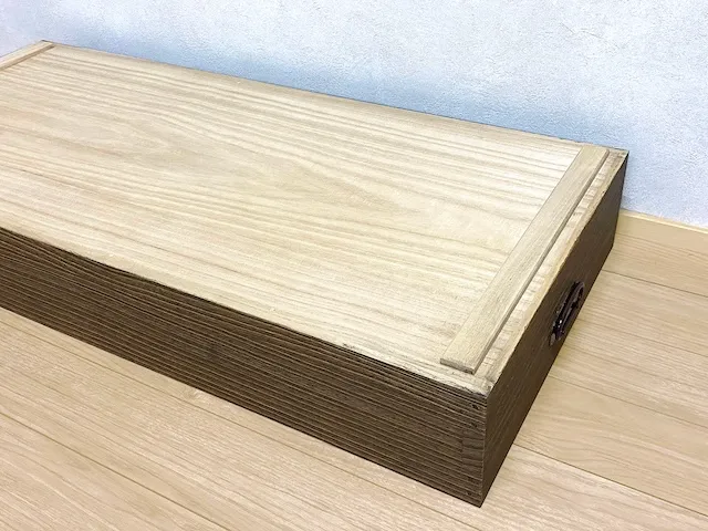 焼桐衣装箱のげた脚は桐材を使用します。