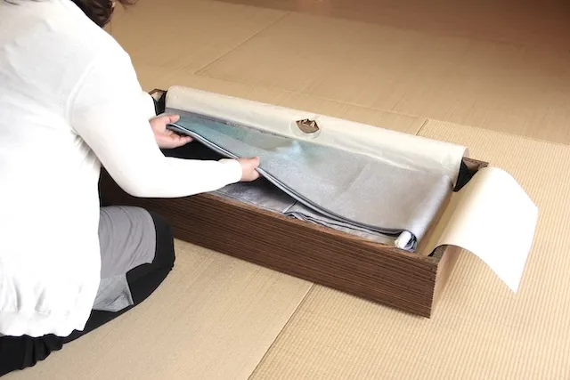 桐衣装箱に着物を収納保管するシーン