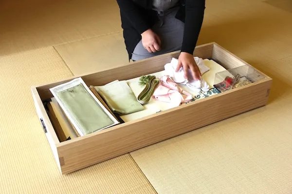 桐衣装箱には大切な着物類を一式収納できます。