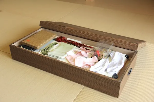 桐衣装箱には和装小物なども収納できます。