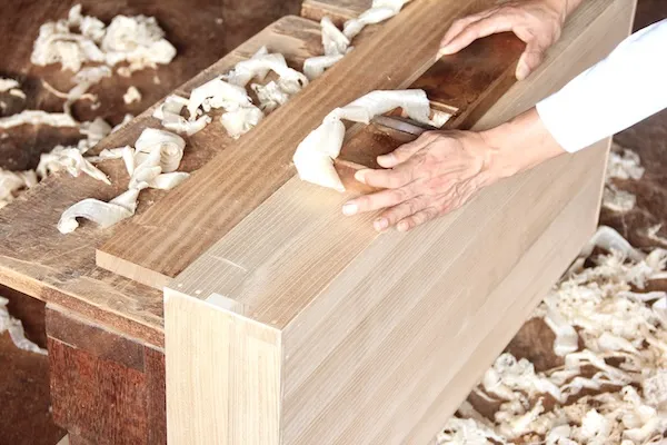 三長家具の桐衣装箱はかんなやノミを使用した手作りの逸品です。