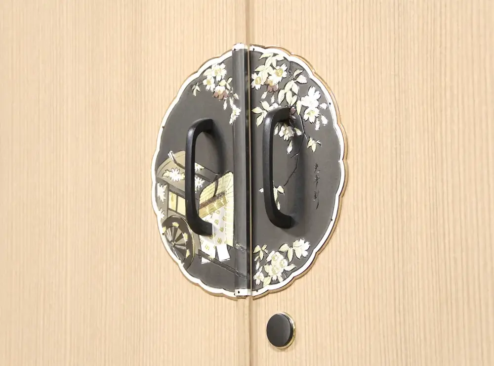 開き扉の金具