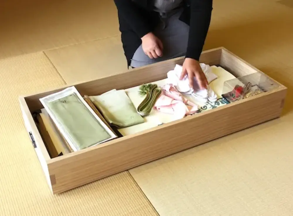 着物類を収納するに丁度良い大きさです。