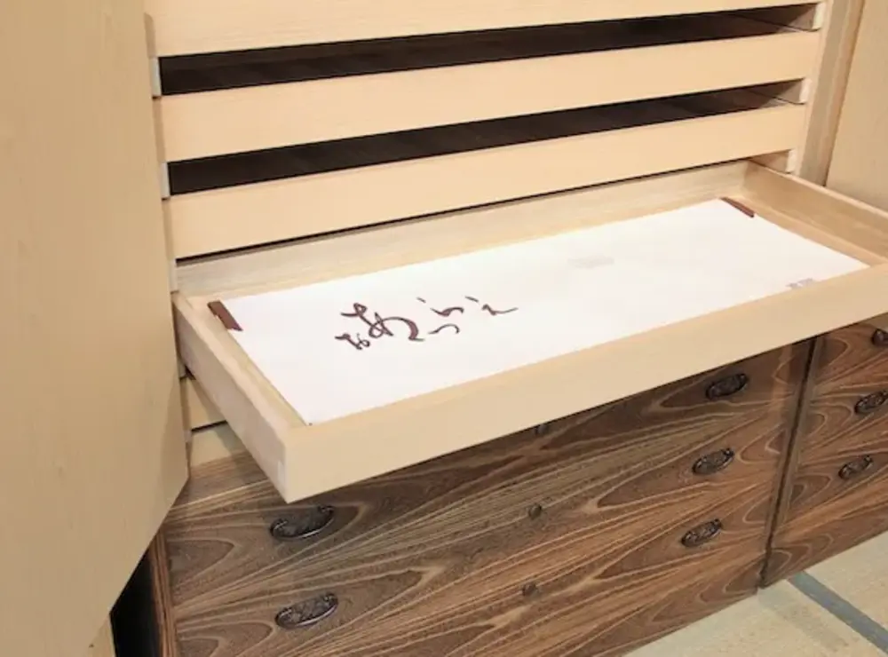 大切な着物を守る衣装盆。<br />少し大きめのたとう紙でもゆったりと仕舞え、着物は２～３枚ほど入ります。