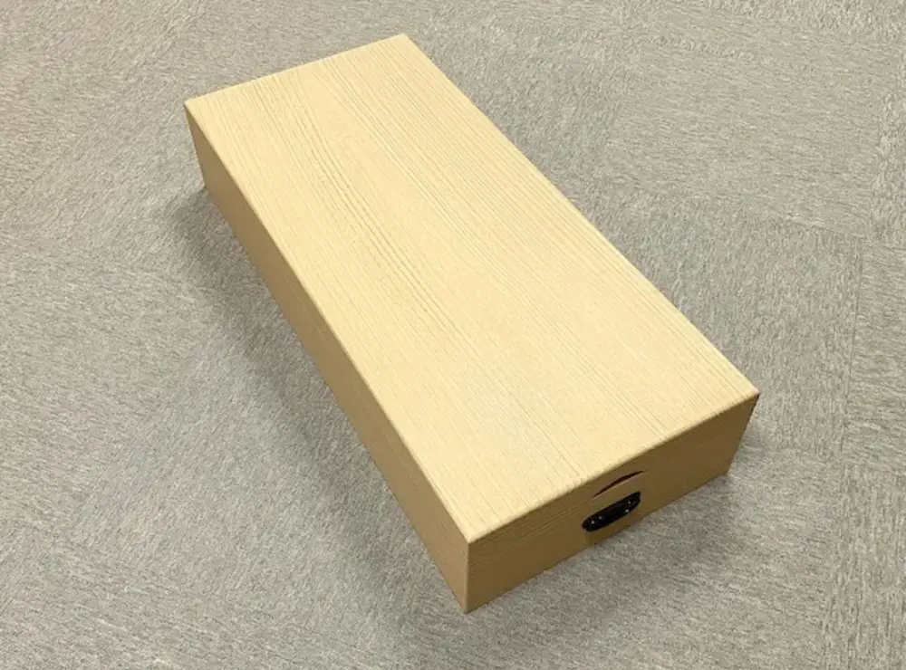 「美しい天板」<br />厳選された美しい木目のある桐材を使用しています。