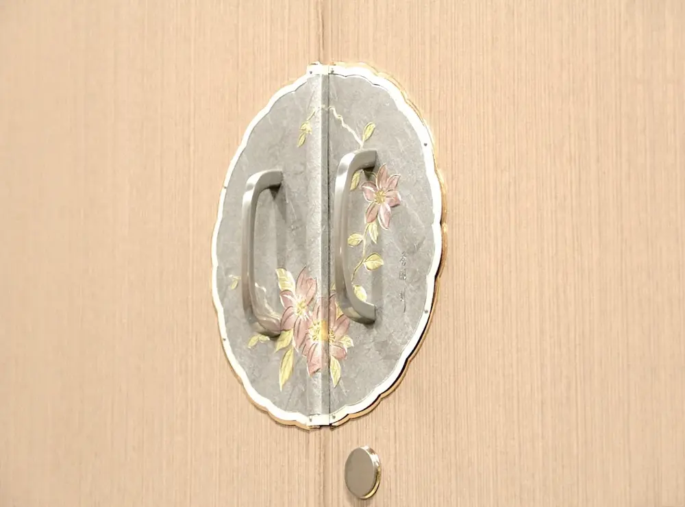 開き扉の金具